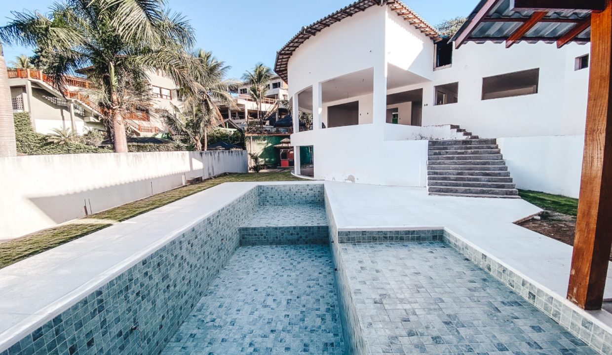 vista da casa e piscina na aldeia da praia guarapari