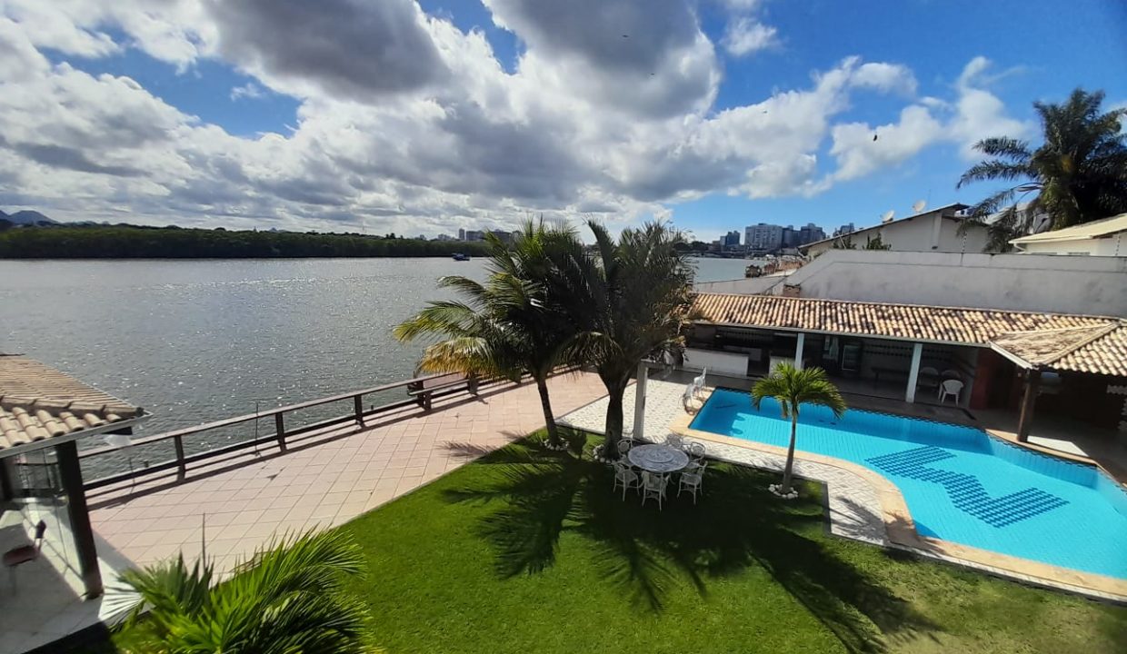 Vista da piscina casa no canal de guarapari es